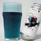 Cerveza artesana azul con espirulina
