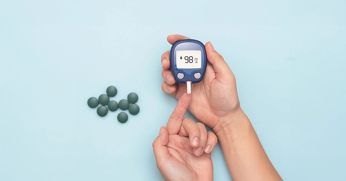 Glucometro con mano y espirulina en comprimidos