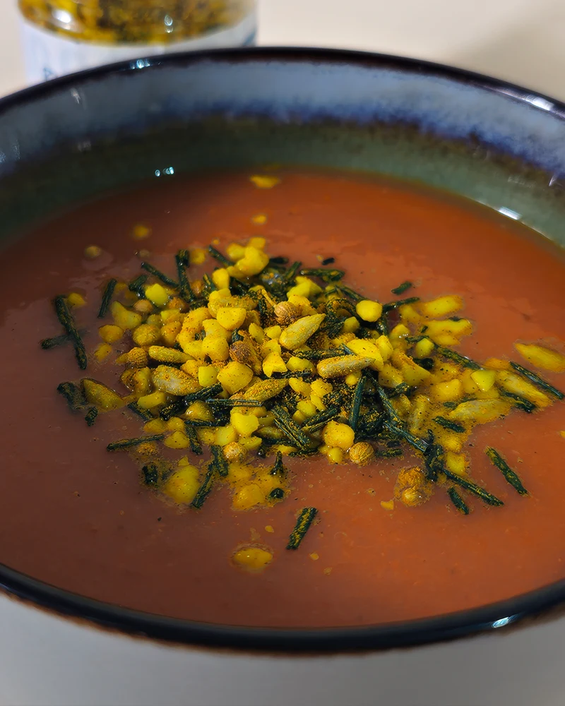 gazpacho con condimento dukkah con espirulina